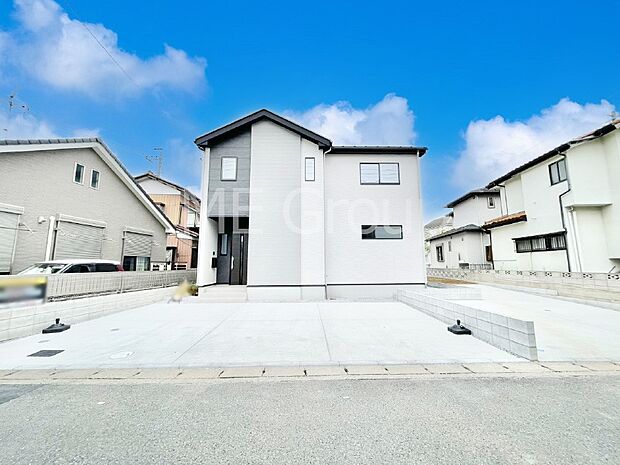 車の出し入れスムーズ！並列駐車2台分のカースペース付きです。