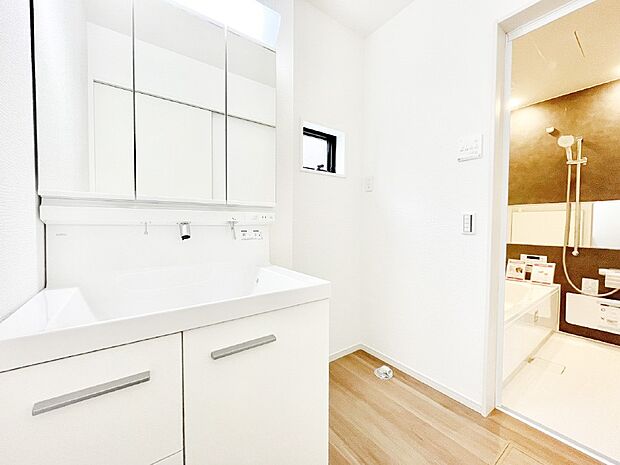 清潔感のある快適空間です。毎日の身支度も気持ち良くお使い頂けます!