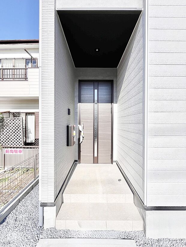 玄関前は雨が降っても濡れにくい屋根付き