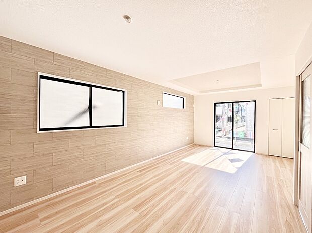 大きな窓からたっぷりの陽光と風を感じられるリビング