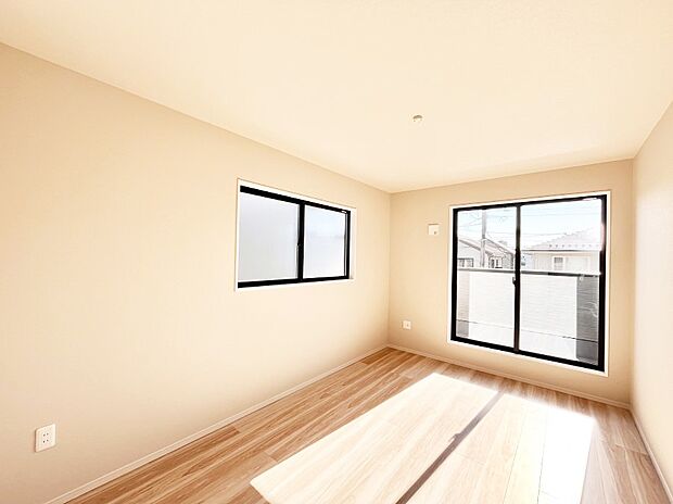 バルコニーが開放感をプラスしてくれる洋室