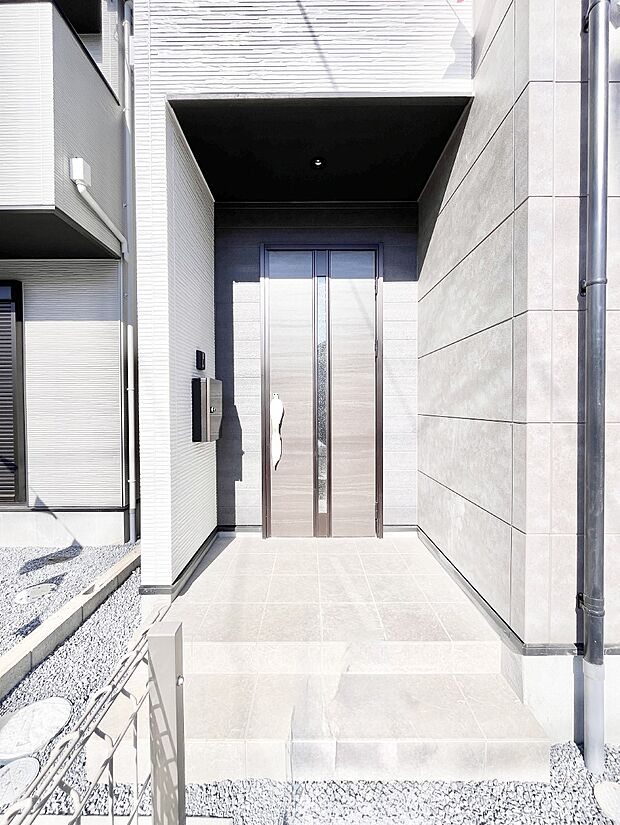 玄関前は雨が降っても濡れにくい屋根付き