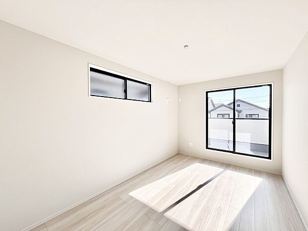 バルコニーが開放感をプラスしてくれる洋室