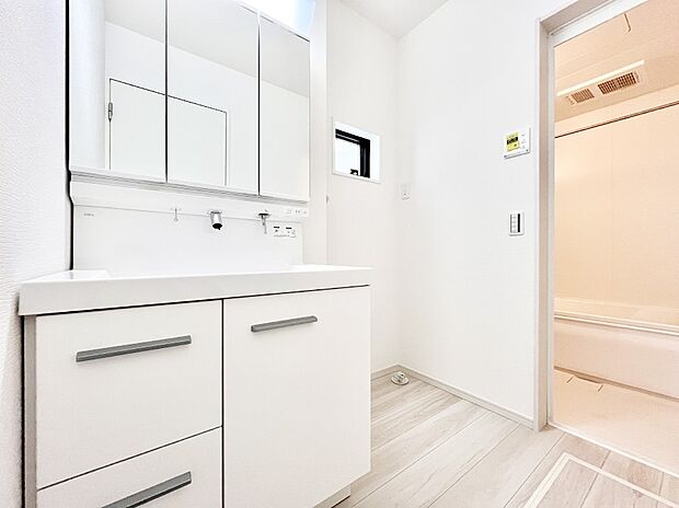 清潔感ある洗面化粧室で朝の身支度も快適