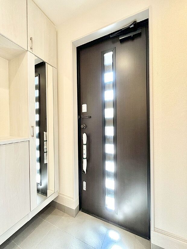 明るい玄関はお客様をお出迎えするのにぴったりです!