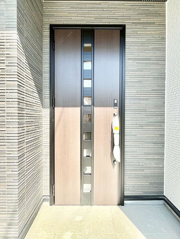 大切な家族、来客を出迎える玄関。