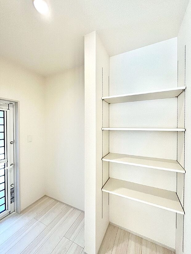 キッチンにはパントリー!食材のストックはもちろん、日用品の収納など使い方はいろいろ!