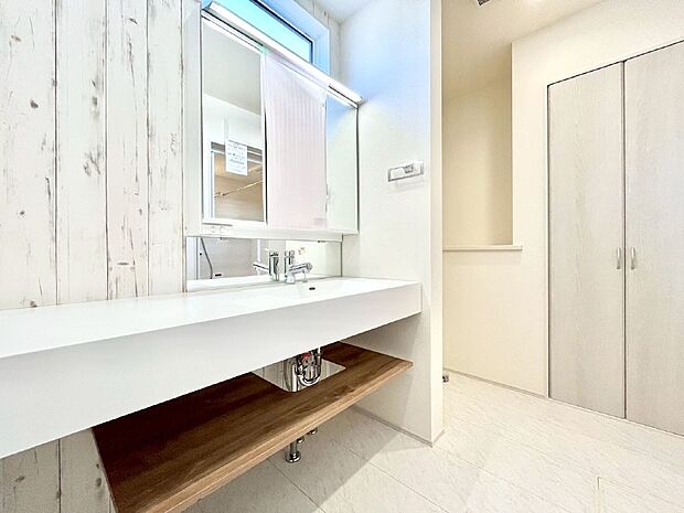 清潔感のある快適空間です。毎日の身支度も気持ち良くお使い頂けます。