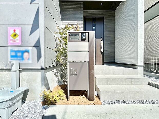 シンプルデザインのポスト。