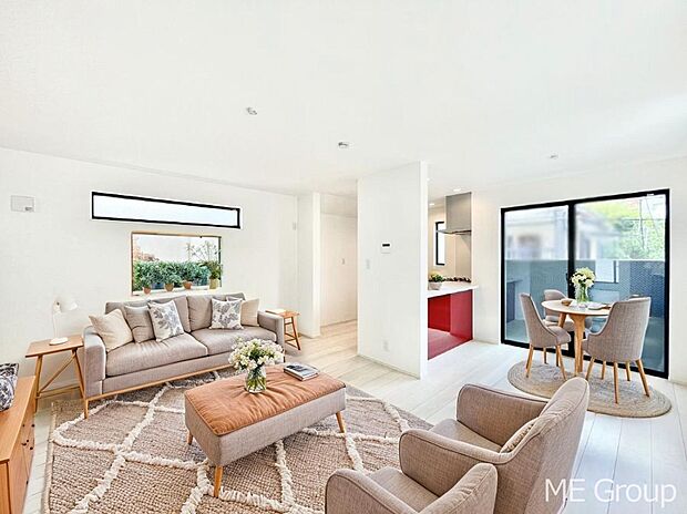 プライバシーも守れる2階リビングは明るく開放感たっぷり！　※家具はCGです