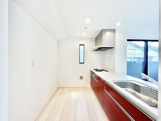 爽やかな風が通り抜けるキッチン。窓があるので明るく換気にも役立ちます。  