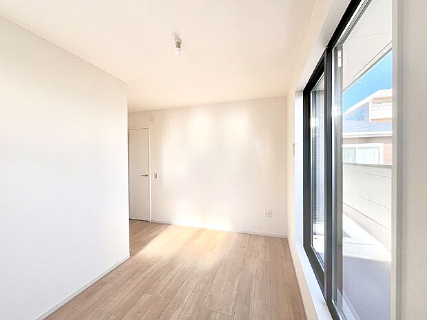 窓からのやさしい光が心地よいプライベートルーム