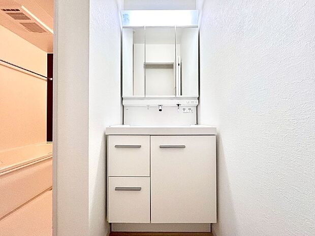 大きく見やすい三面鏡で清潔感ある洗面台は、身だしなみチェックや肌のお手入れにおすすめです。 