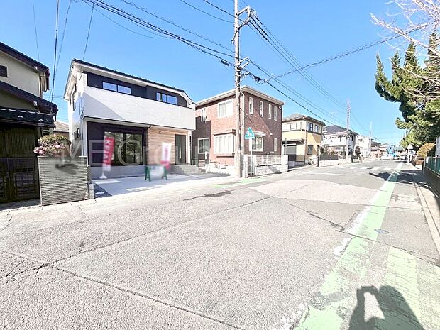 前面道路はきちんと整備されています  