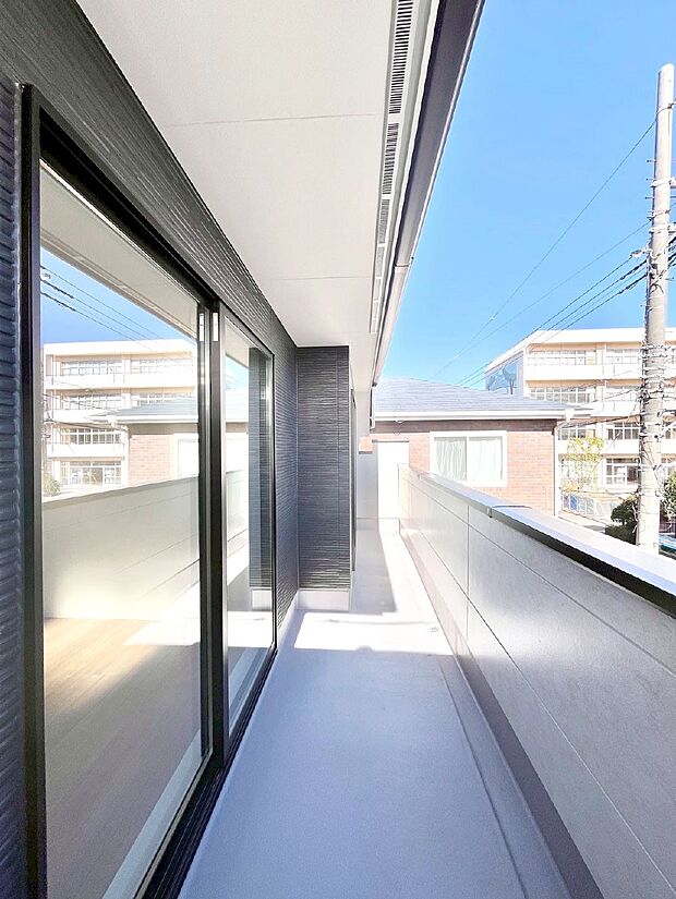 暖かな陽光が降り注ぐバルコニーはお洗濯におすすめ。爽やかな風も心地よいです。 