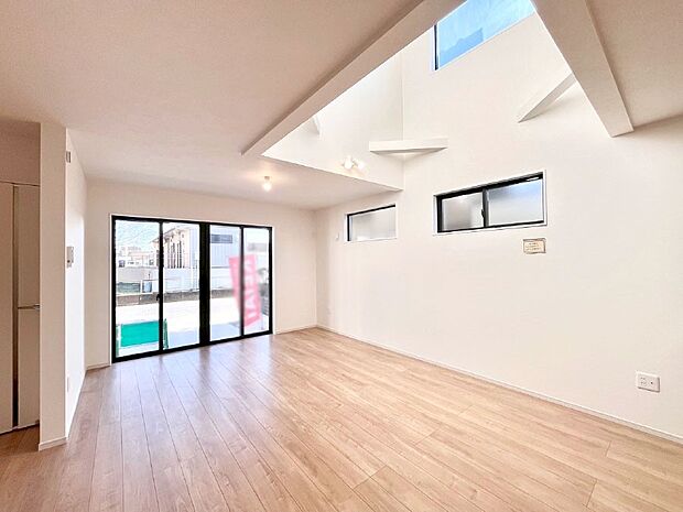 大きな窓からたっぷりの陽光と風を感じられるリビング