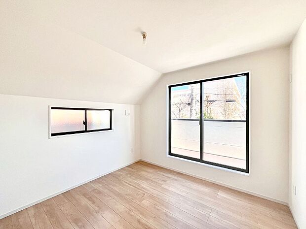 明るいバルコニーサイドに洋室を設置。目覚めの良い寝室に。 