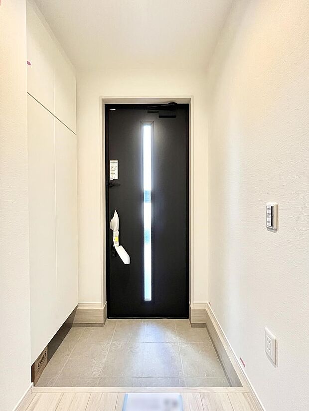 ガラススリットの入った玄関ドアが室内に光を届けてくれます