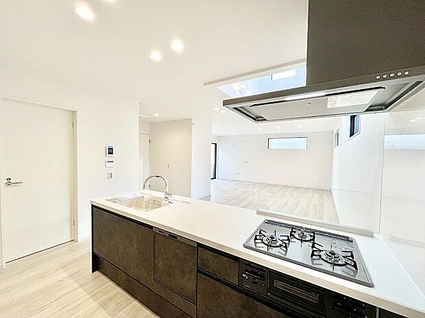 リビングで遊ぶお子様を見守りながらお料理ができる対面キッチン。