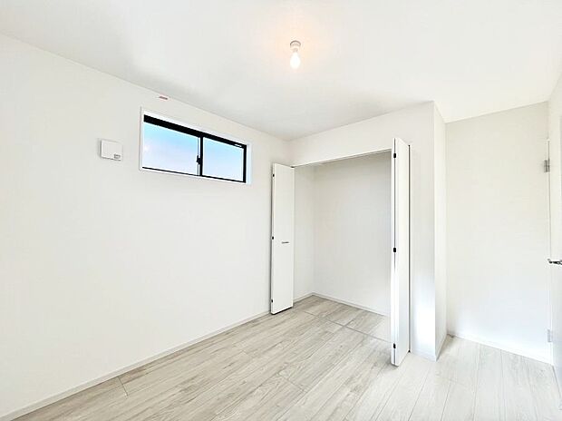 お子さまのお部屋としても！衣類の整理整頓に便利なクローゼット付きの洋室。