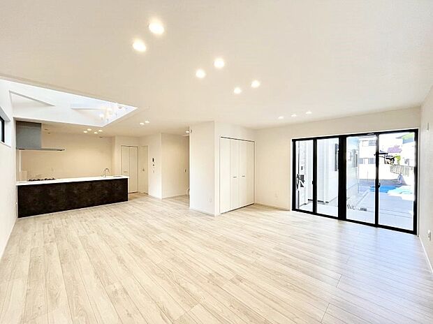 大きな窓からたっぷりの陽光と風を感じられるリビング