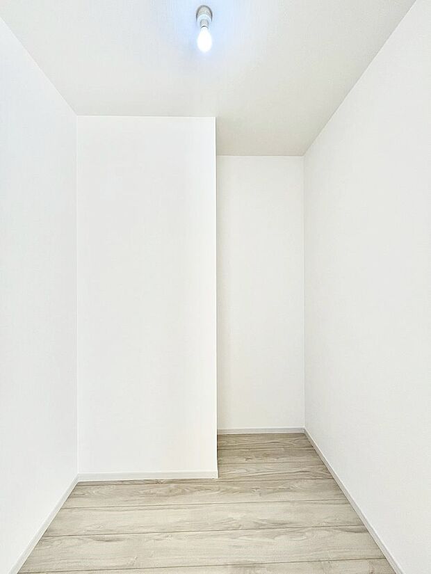 ウォークインクローゼット付きで生活空間を広く利用できます。