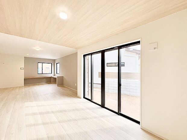 大きな窓からたっぷりの陽光と風を感じられるリビング