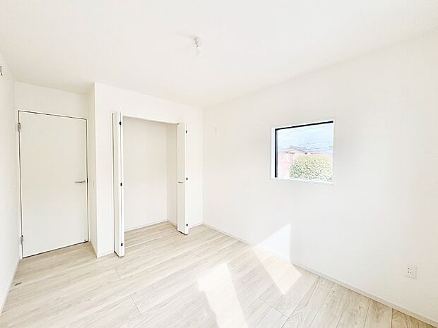 窓からのやさしい光が心地よいプライベートルーム