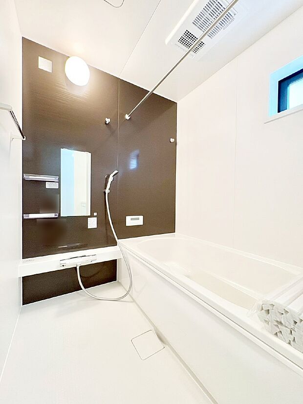 一日の疲れを癒してくれる明るい清潔感のあるバスルーム