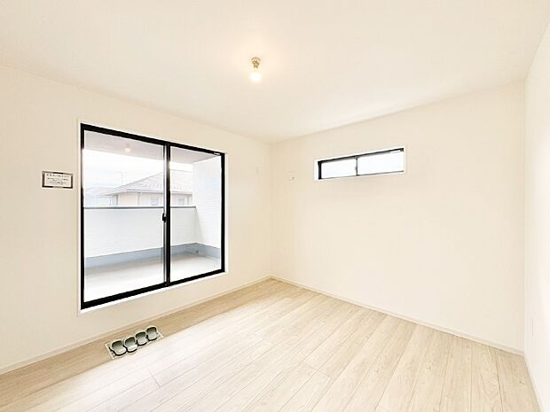 バルコニーが開放感をプラスしてくれる洋室