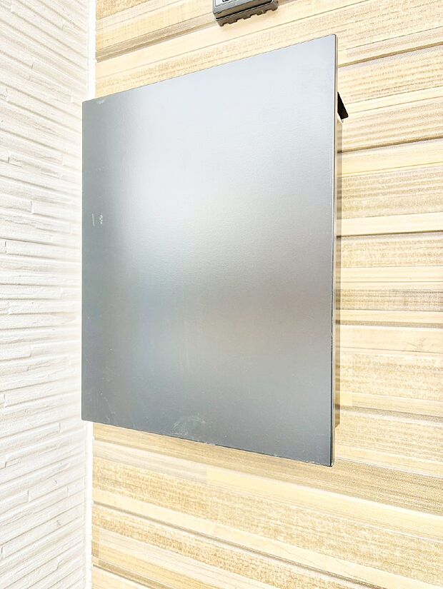 シンプルなデザインのポスト