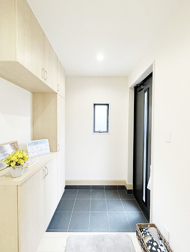 下駄箱はご家族の写真や季節のインテリアで飾り棚として演出できます