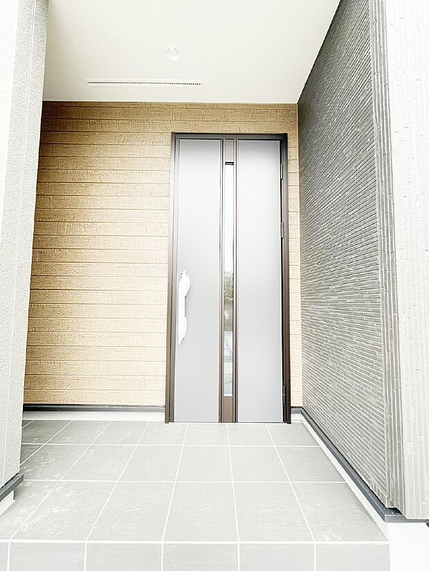 玄関前は雨が降っても濡れにくい屋根付き