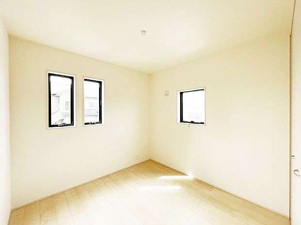 窓からのやさしい光が心地よいプライベートルーム