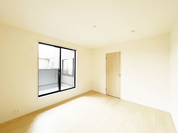 バルコニーが開放感をプラスしてくれる洋室