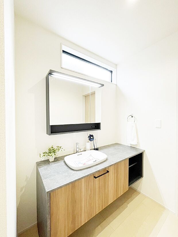清潔感ある洗面化粧室で朝の身支度も快適