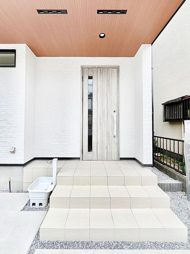 大切な家族、来客を出迎える玄関。