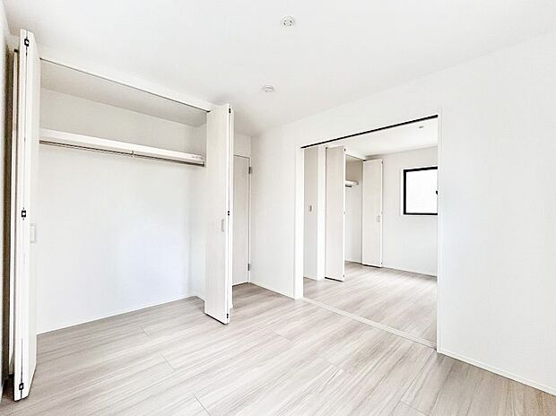 子ども部屋にぴったりの明るい空間。  