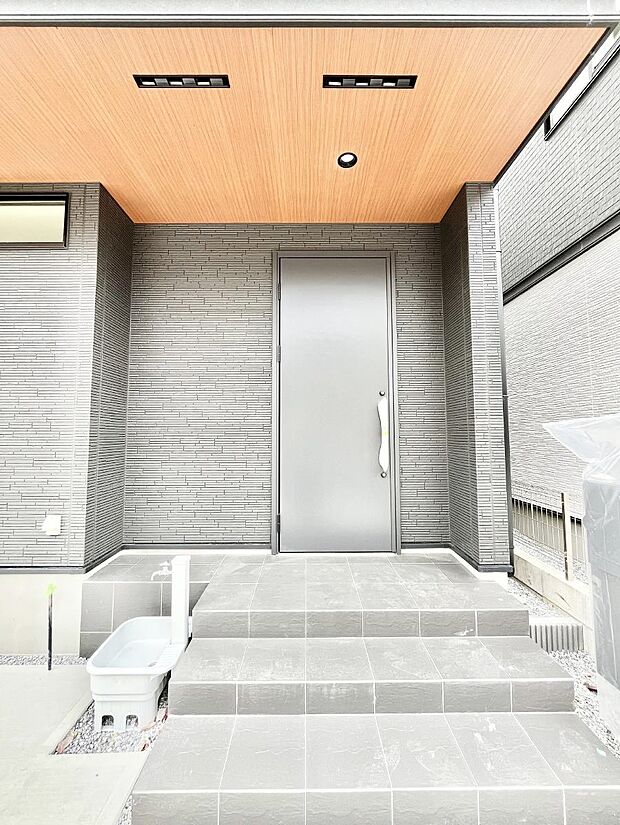 大切な家族、来客を出迎える玄関。