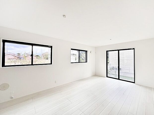 明るい陽光が注ぎ、寛ぎの雰囲気に満たされるダイニング。   