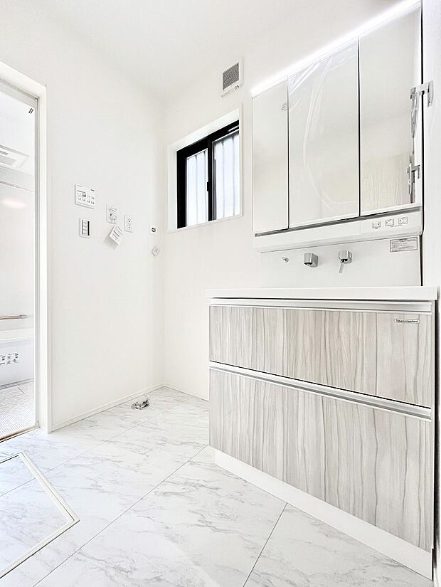 身支度もスムーズにおこなえる脱衣場。  