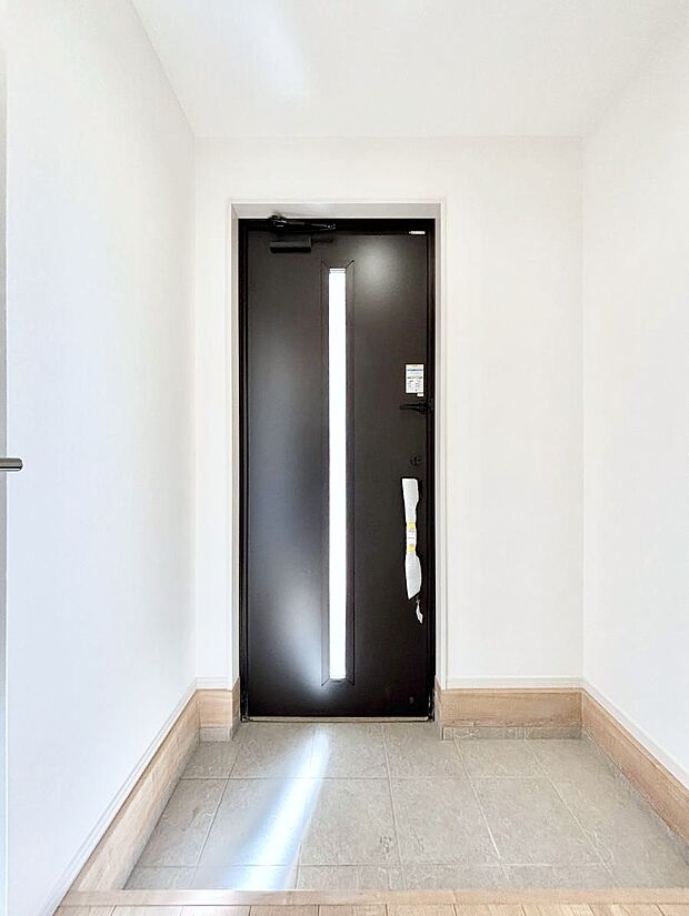 ガラススリットの入った玄関ドアが室内に光を届けてくれます