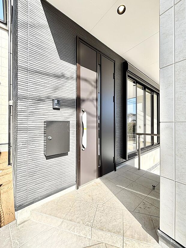 玄関前は雨が降っても濡れにくい屋根付き