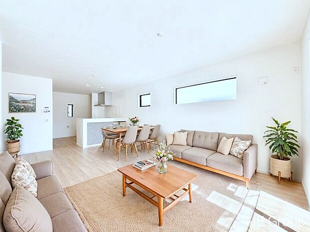 落ち着いた雰囲気のLDKは家族みんなの快適空間 ※家具はCGです