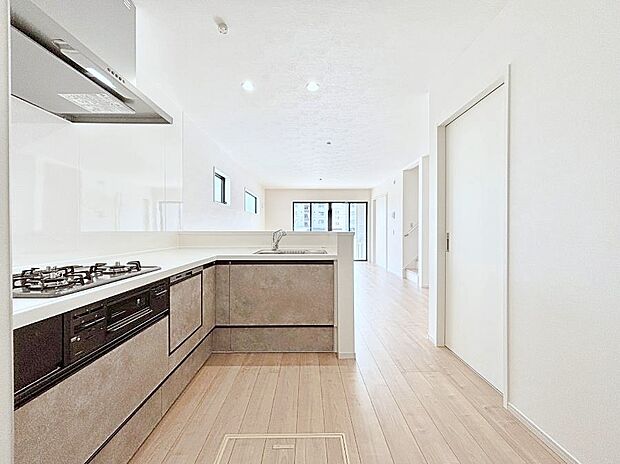 リビングで遊ぶお子様を見守りながらお料理ができる対面キッチン。