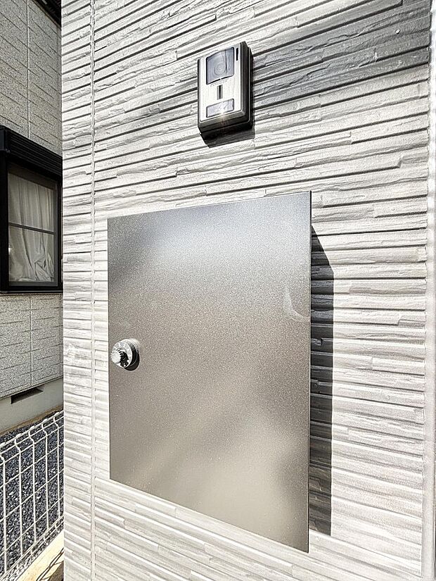 シンプルデザインのポスト。