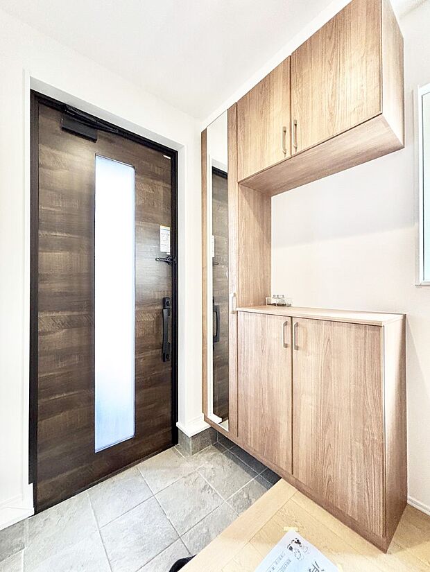 明るい玄関はお客様をお出迎えするのにぴったりです！ 