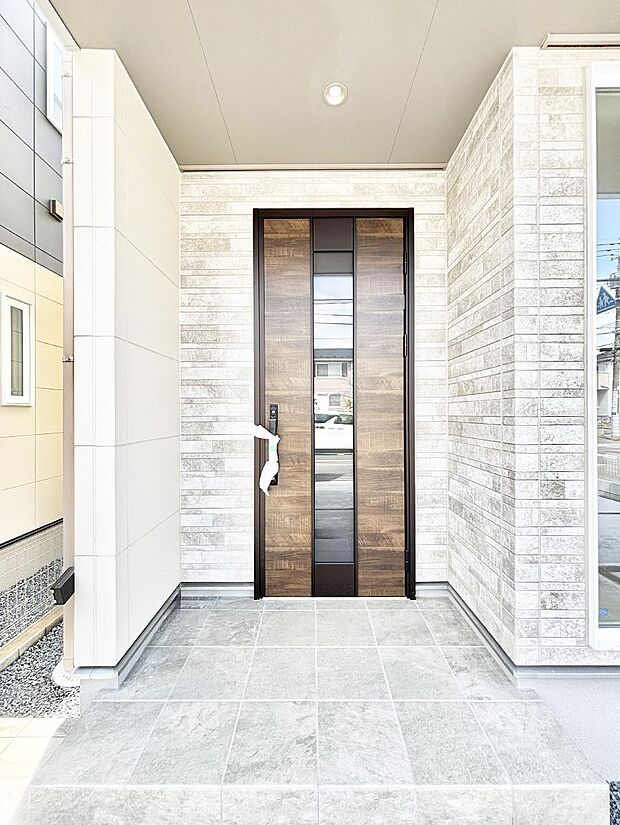 大切な家族、来客を出迎える玄関。