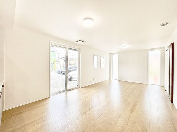 明るい陽光が注ぎ、寛ぎの雰囲気に満たされるダイニング。