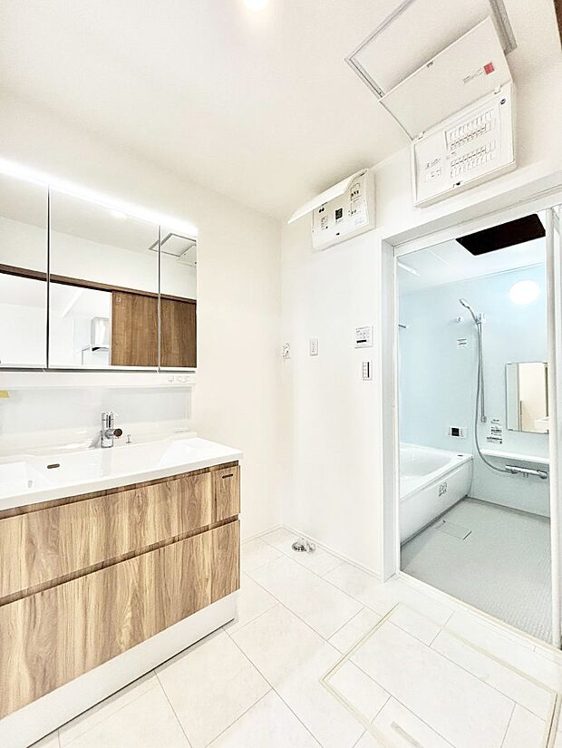 清潔感ある洗面化粧室で朝の身支度も快適